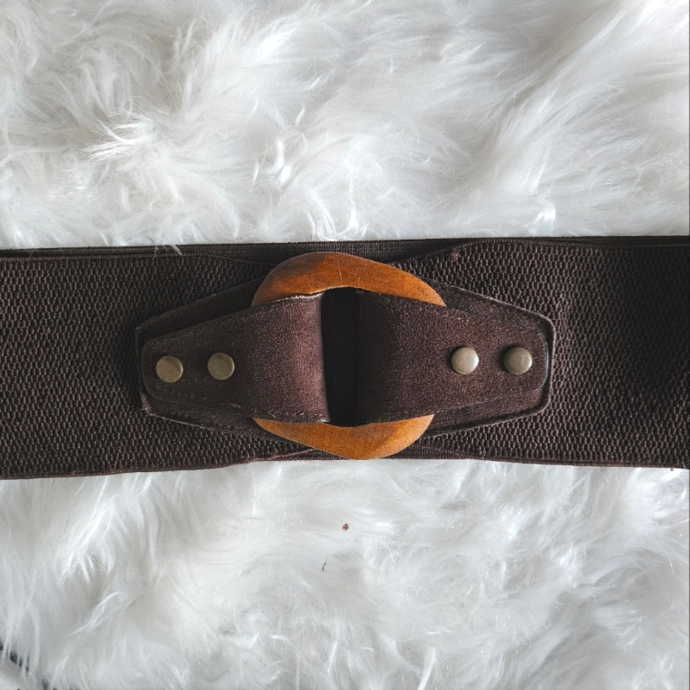 Elastic wood buckle belt